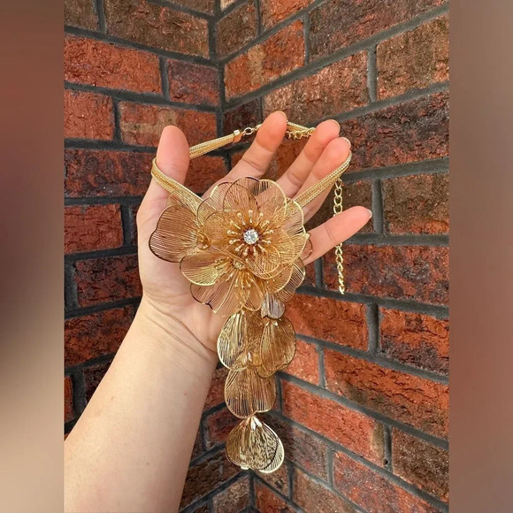 Zara Kate Middleton Famous Cascading Floral Necklace - Picture 11 of 15